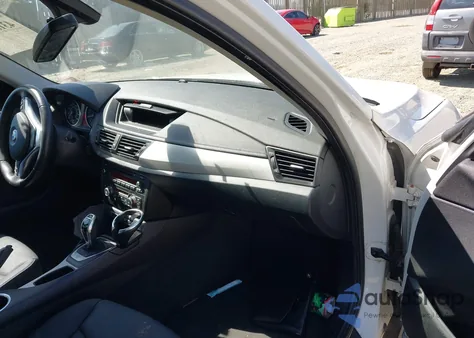 2013 BMW X1 xDrive28I z USA, uszkodzony, nr VIN WBAVL1C58DVR90301